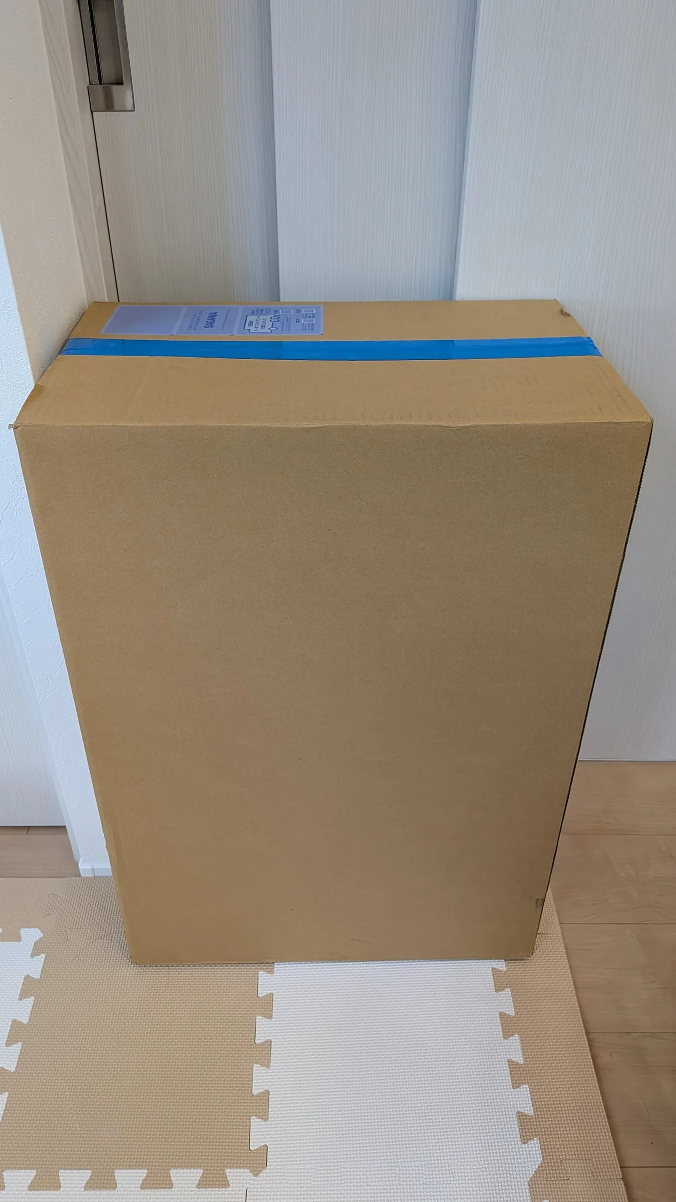 玄関に立てて置いた配送用の段ボール箱