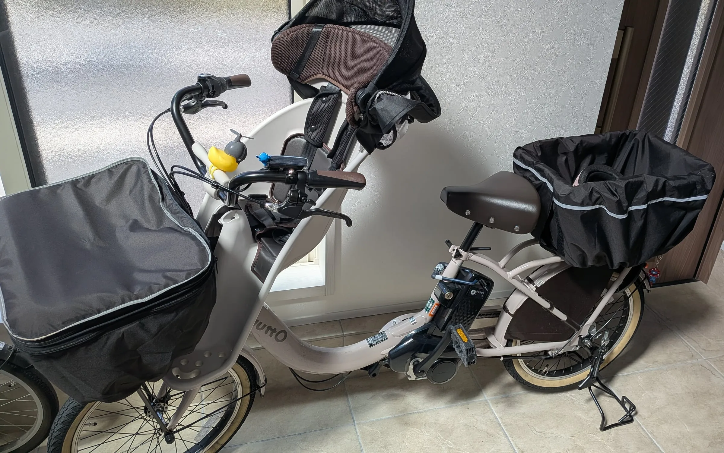 前後にチャイルドシートを付けた子乗せ電動アシスト自転車 パナソニック ギュット・クルームF・DX