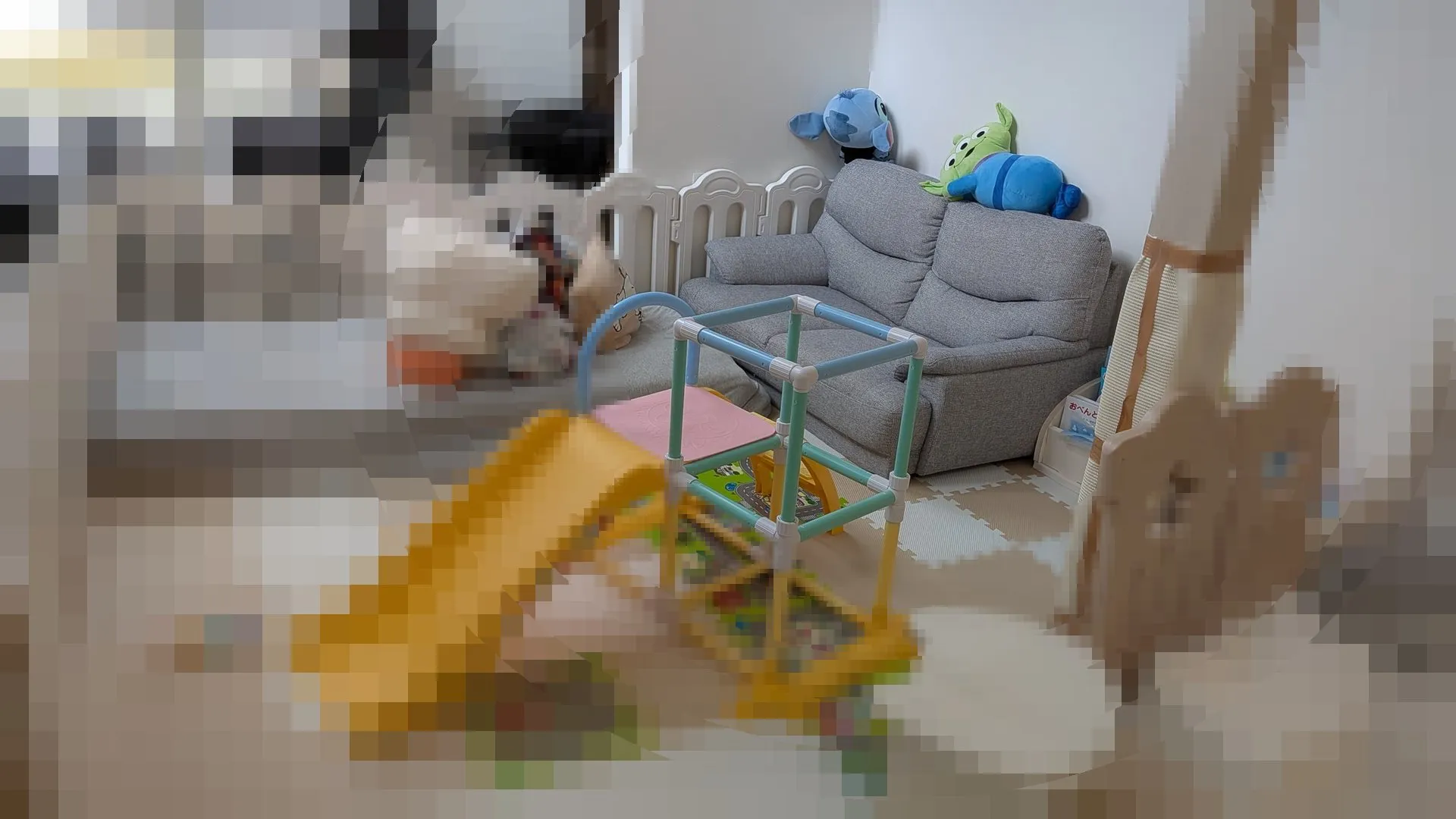 こども部屋に直置きした2人掛けソファーと、すべり台やジャングルジムなどの遊具