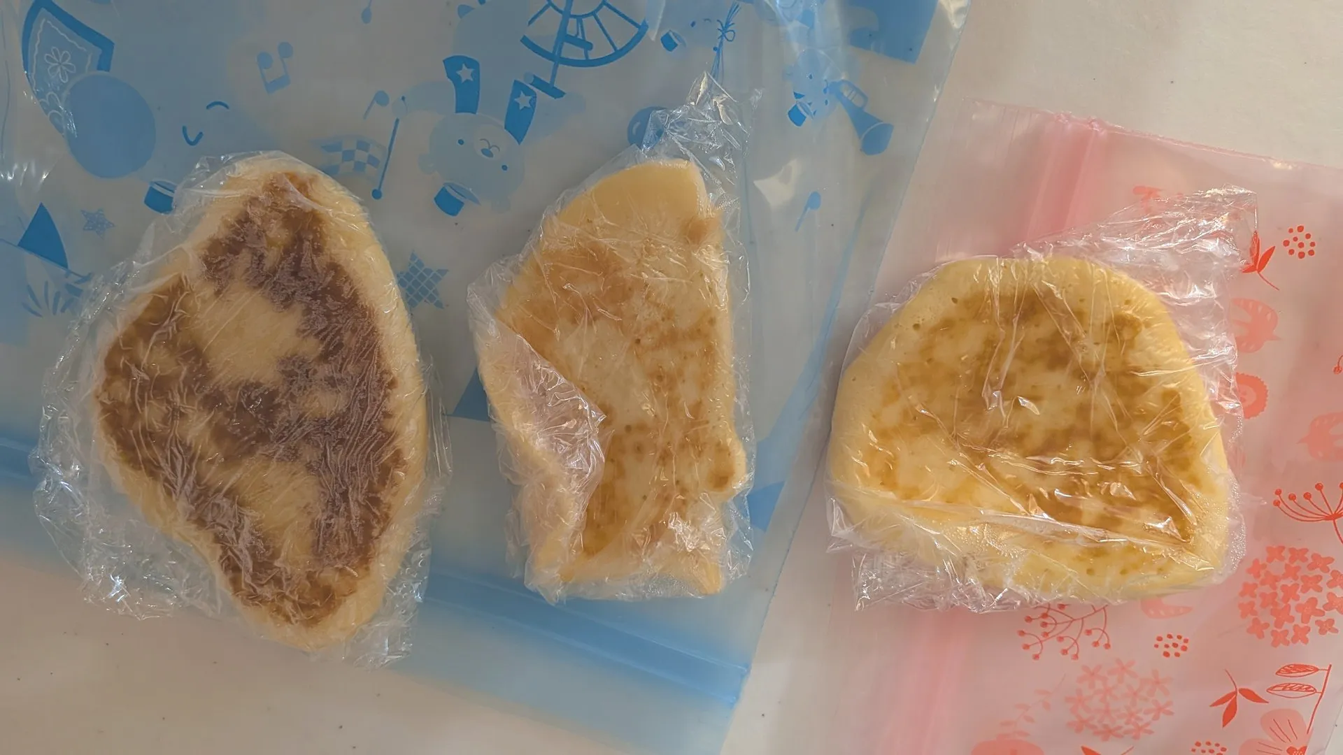 ラップで1枚ずつ包んだホットケーキが3つ並んでいる
