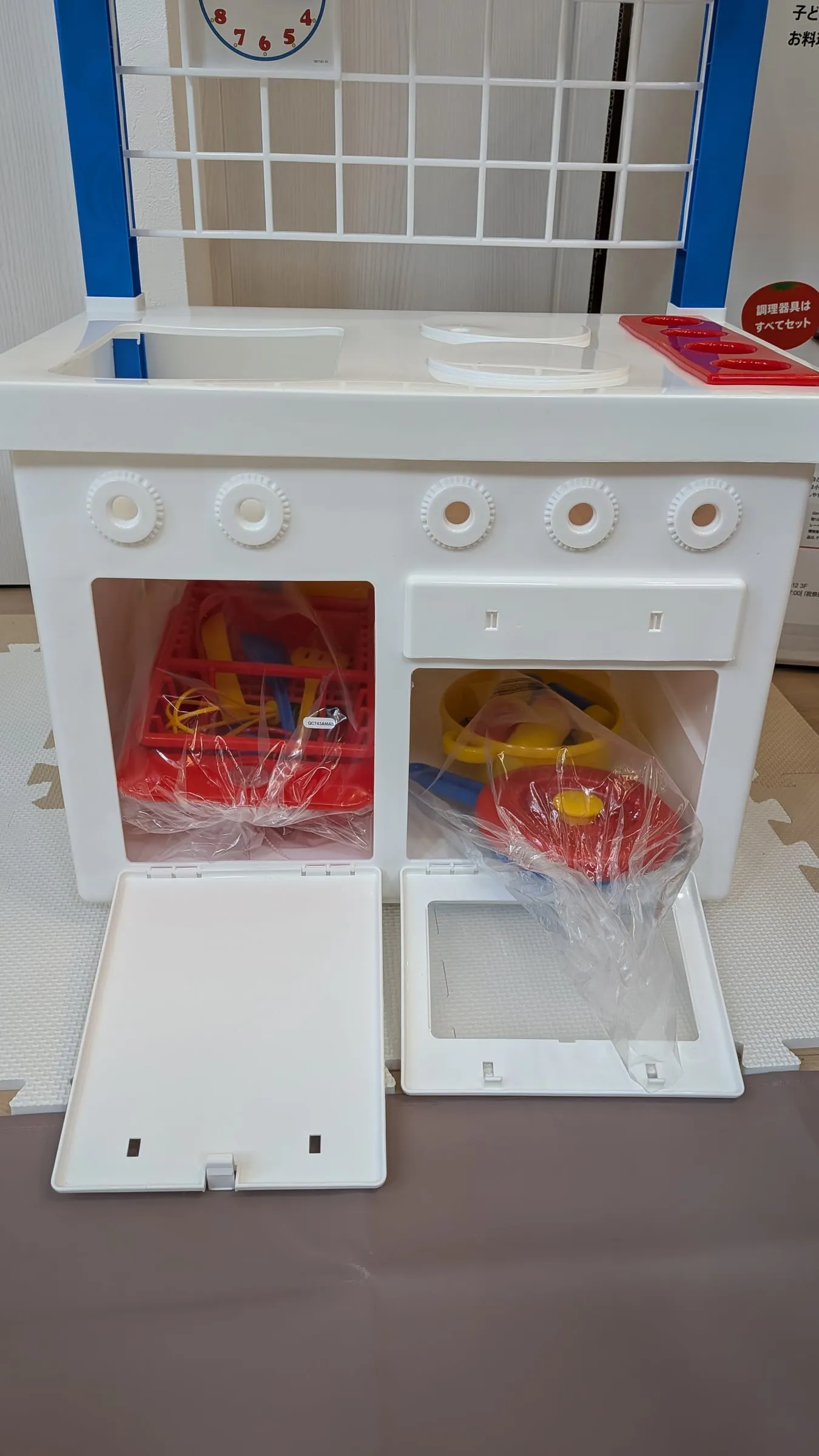 下段の扉を開けると、食洗器スペースとオーブンの中に調理器具や鍋が袋に入って収納されている