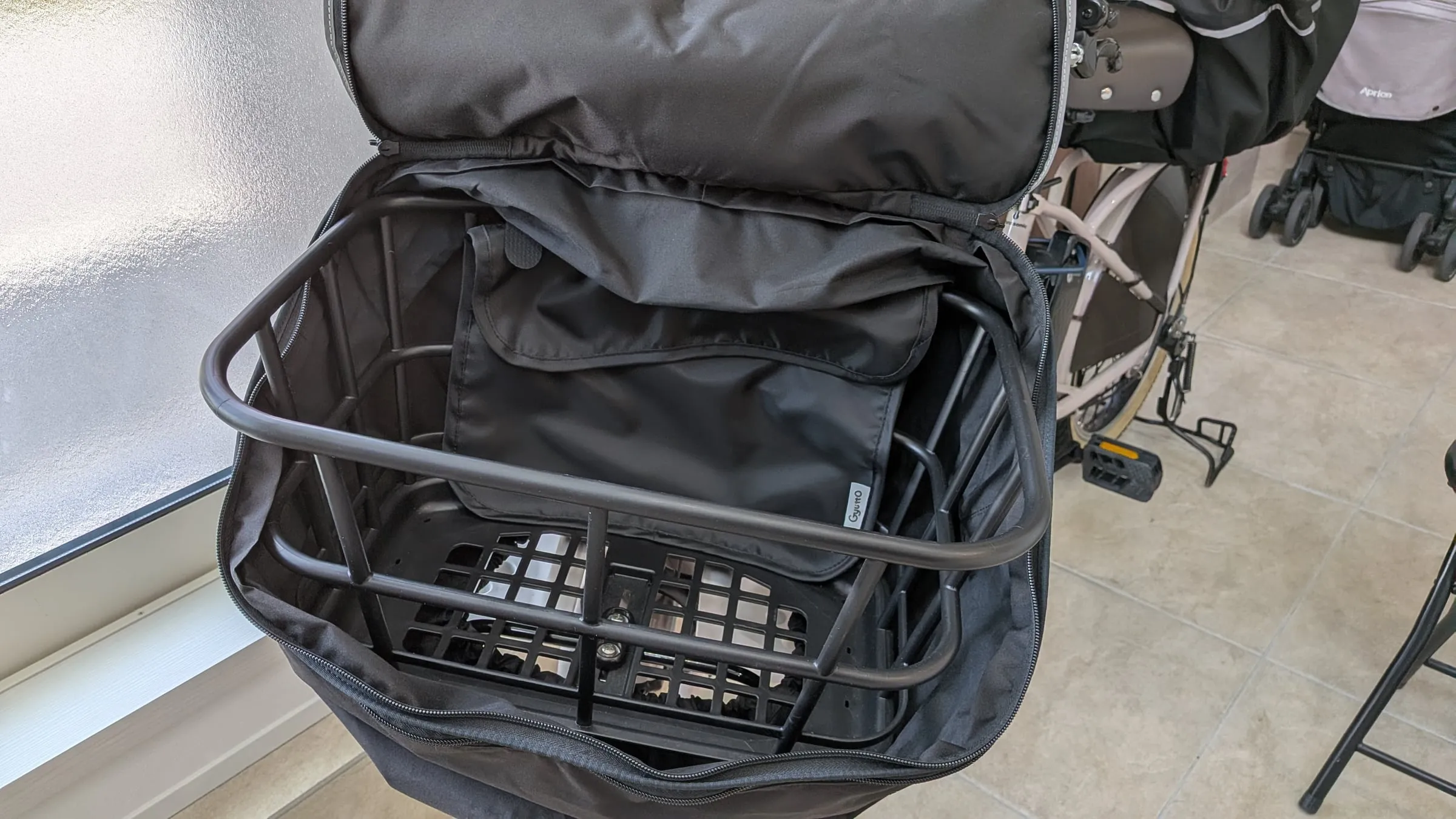 自転車の前かご。盗難防止用のカバーを開けたところ