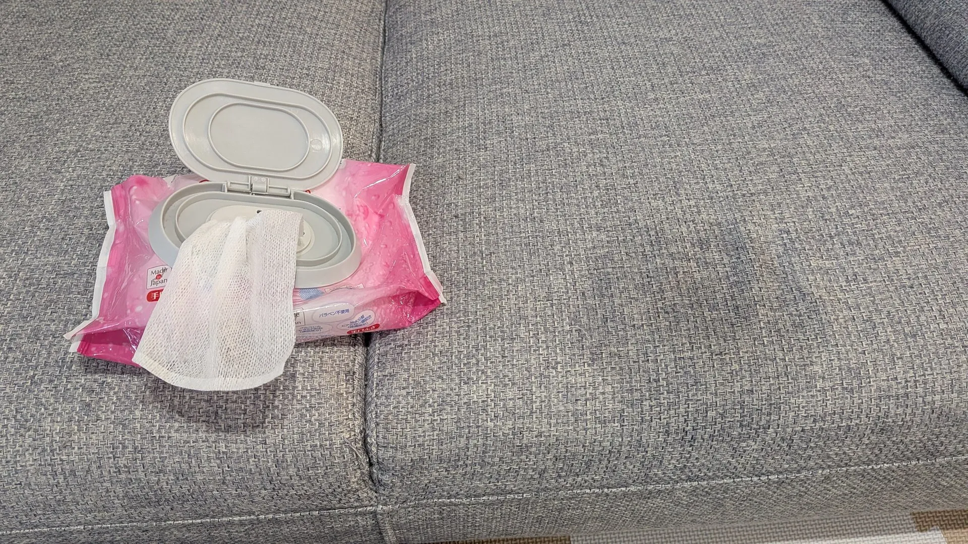 赤ちゃん用手口ふきのパッケージと座面
