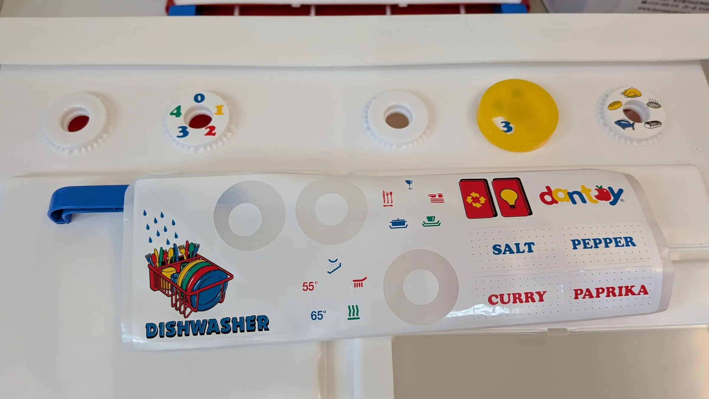 5か所並んだダイヤルのうち、左から2つめ (食洗器側) に火力の数字シールが貼られてしまっている