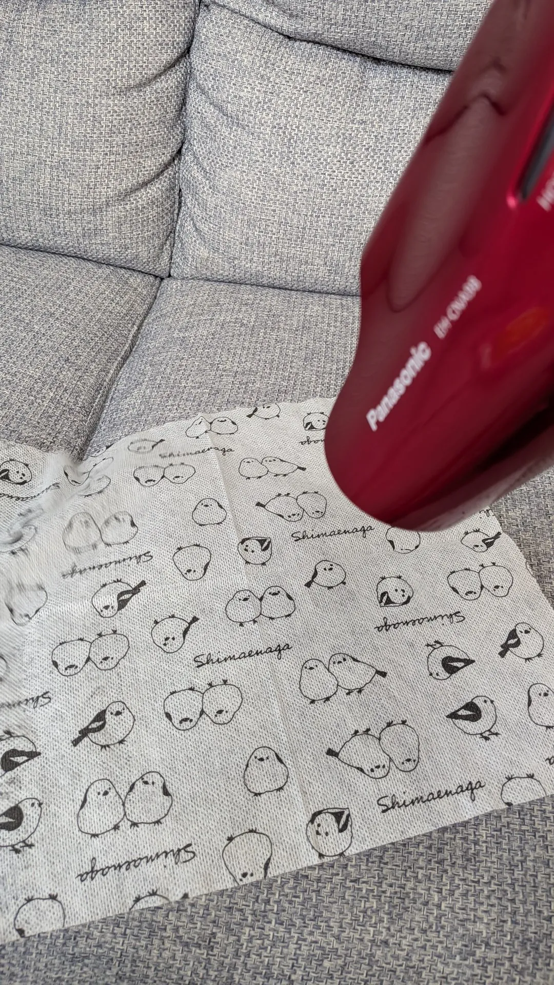 キッチンダスターを敷いた上から冷風ドライヤーを当てているところ