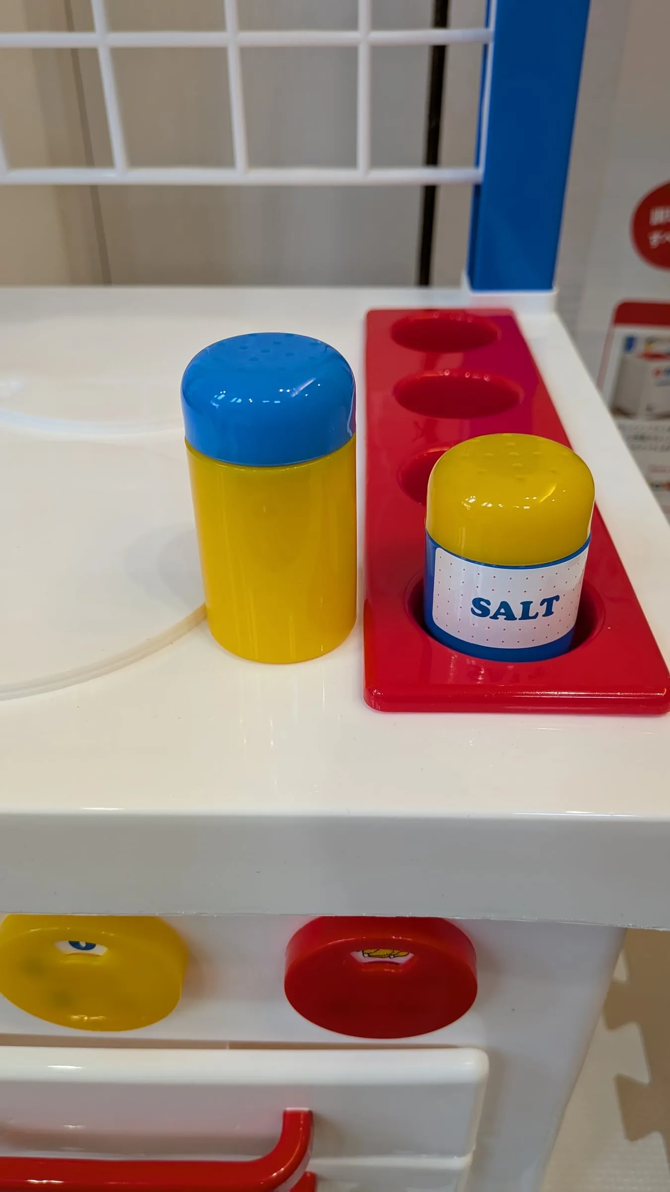 SALTのシールを上部に貼った調味料入れがトレーの穴に収まっている。穴に深さがあるのがわかる