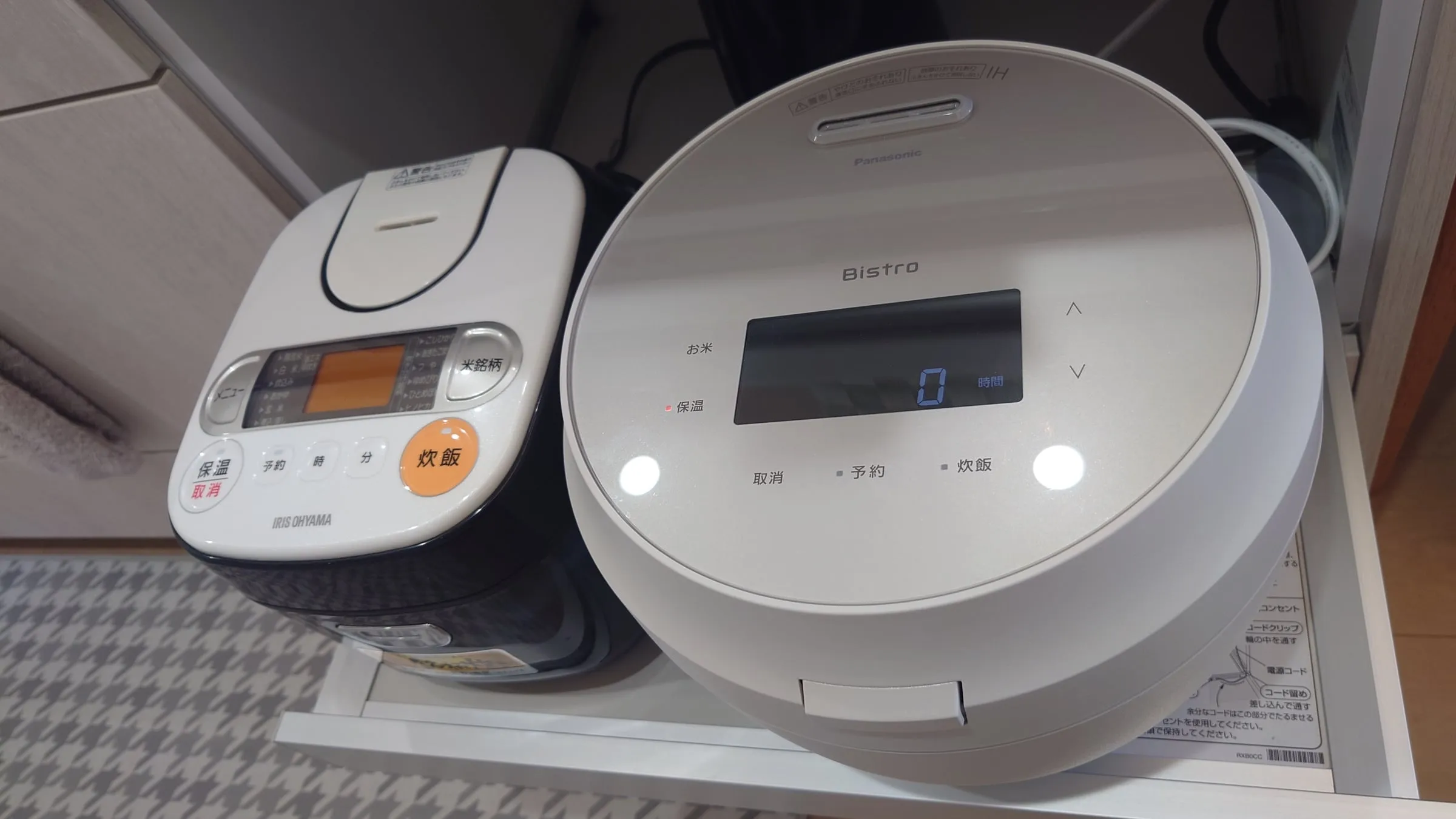 旧 アイリスオーヤマ RC-MA30 (左) と 新 Panasonic Bistro SR-X710D-H (右) の並び