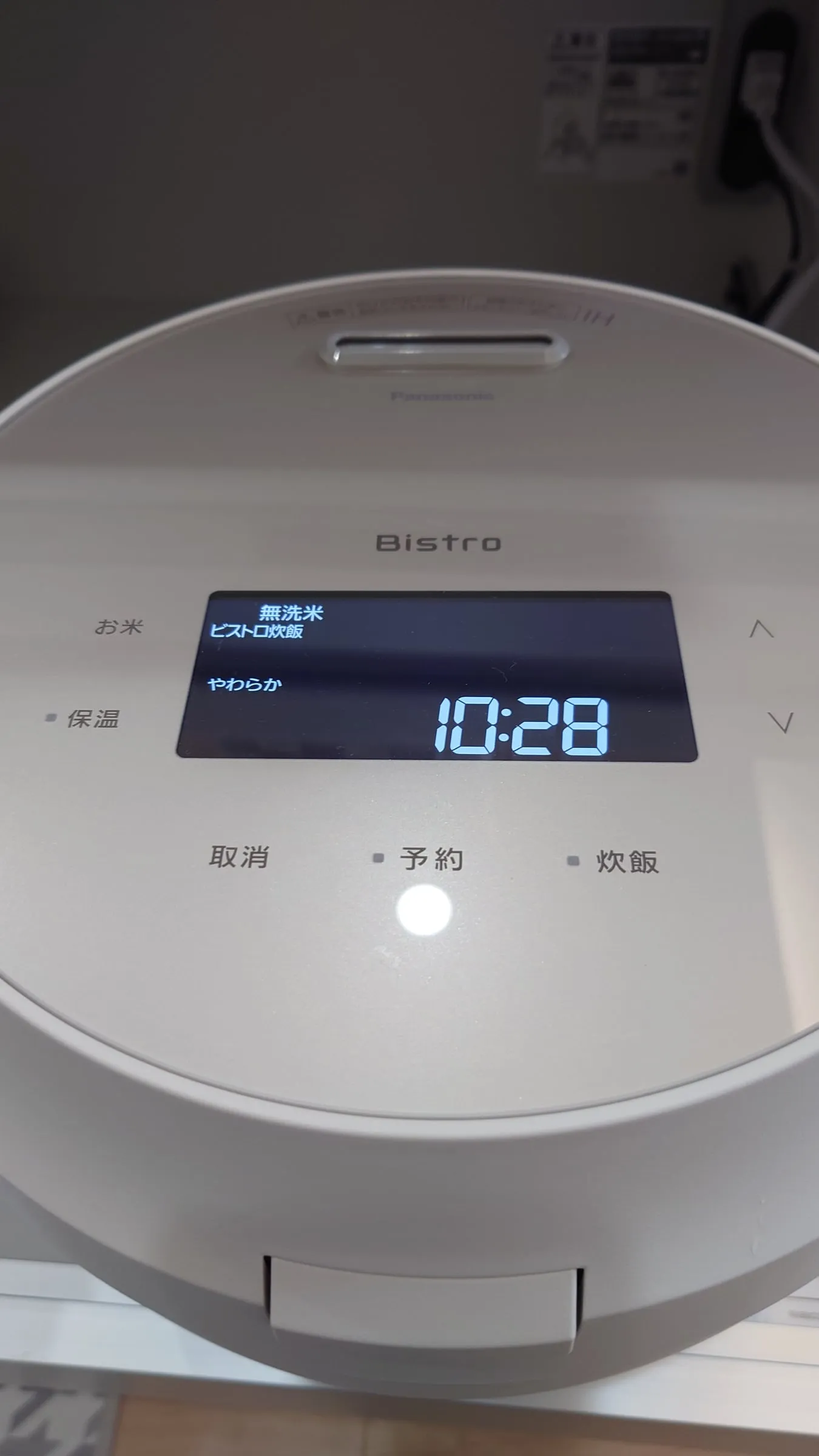 操作パネルの待機表示。時刻と現在モード「無洗米 / ビストロ炊飯 / やわらか」