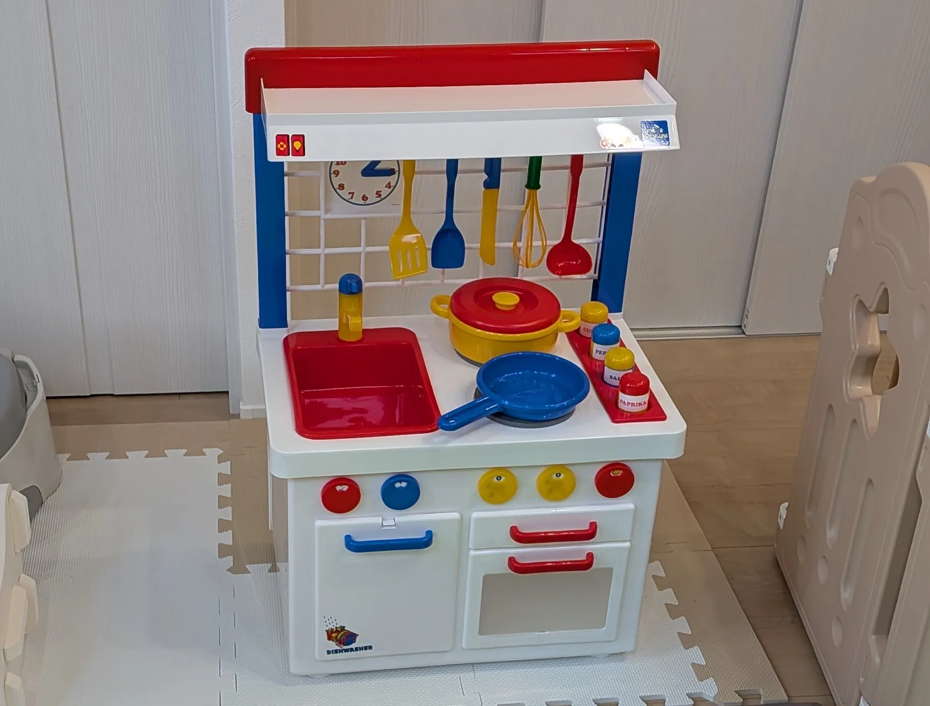 子ども部屋に設置されたキッチンセンターを少し離れたところから見たところ