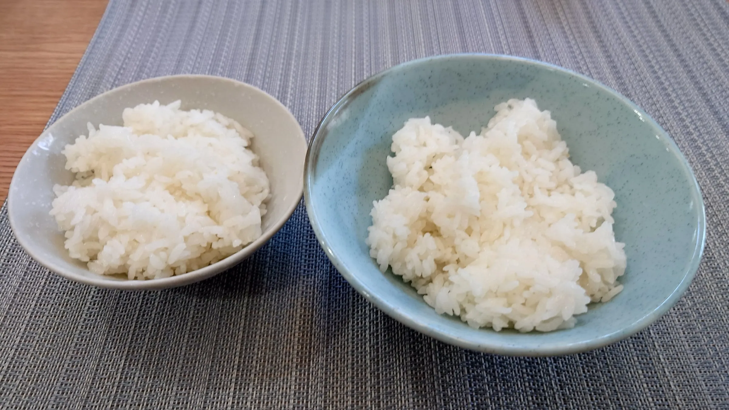茶碗2つによそった炊きたてご飯 (小・大)