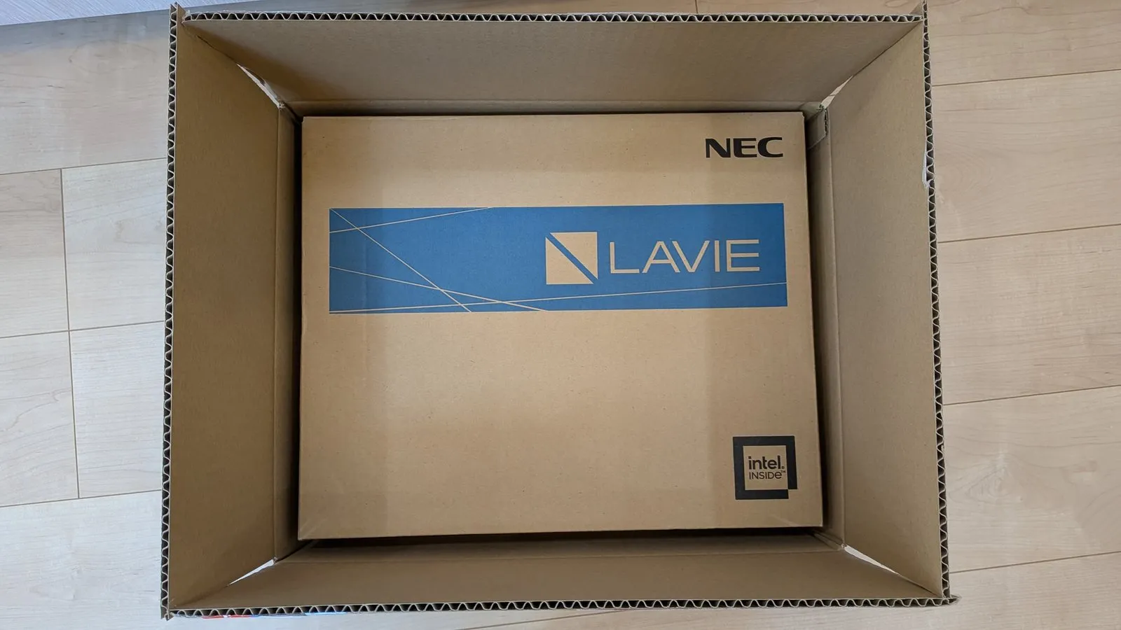 配送用の外箱の中に、NEC LAVIEのメーカー箱が入っている