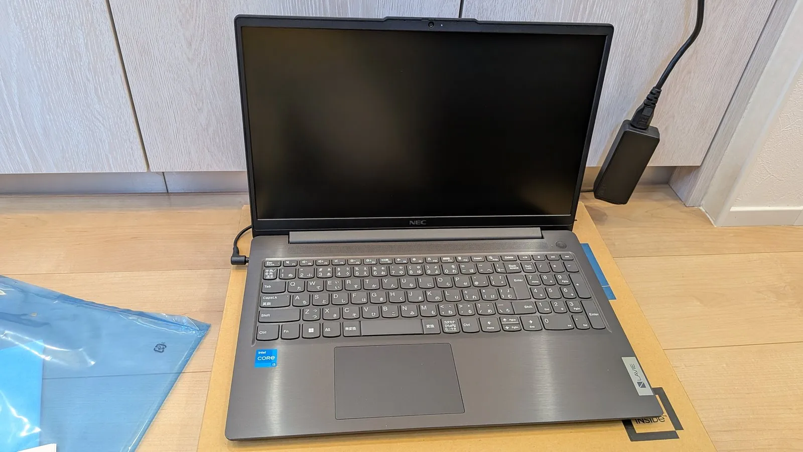 梱包の段ボールの上に置いた本体。テンキー付きの日本語キーボードが見える