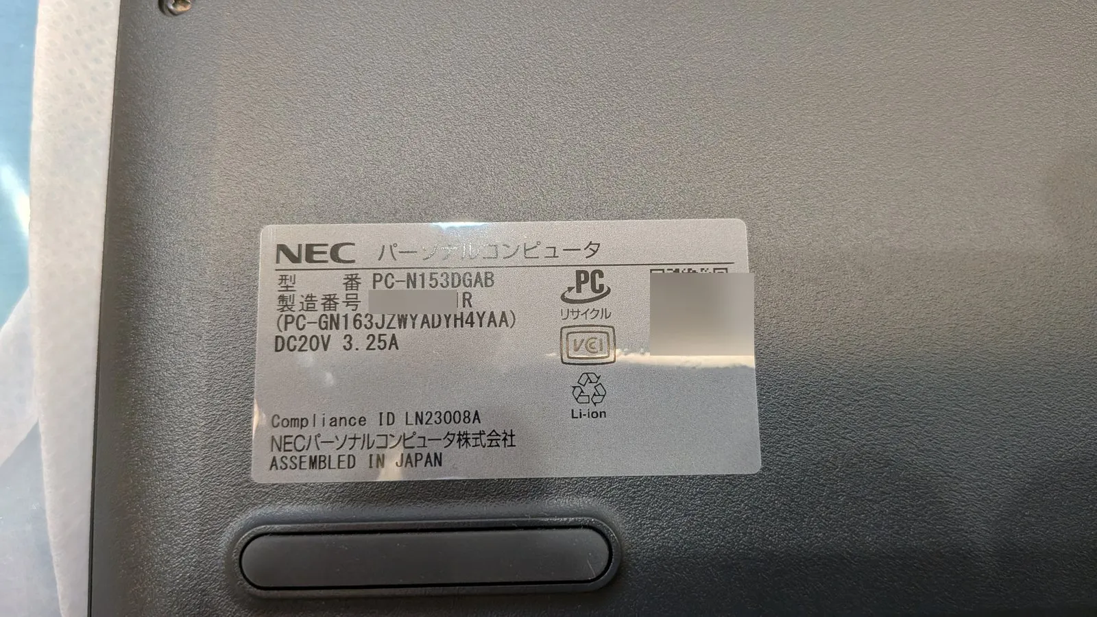 底面のラベル。ASSEMBLED IN JAPAN と書かれている