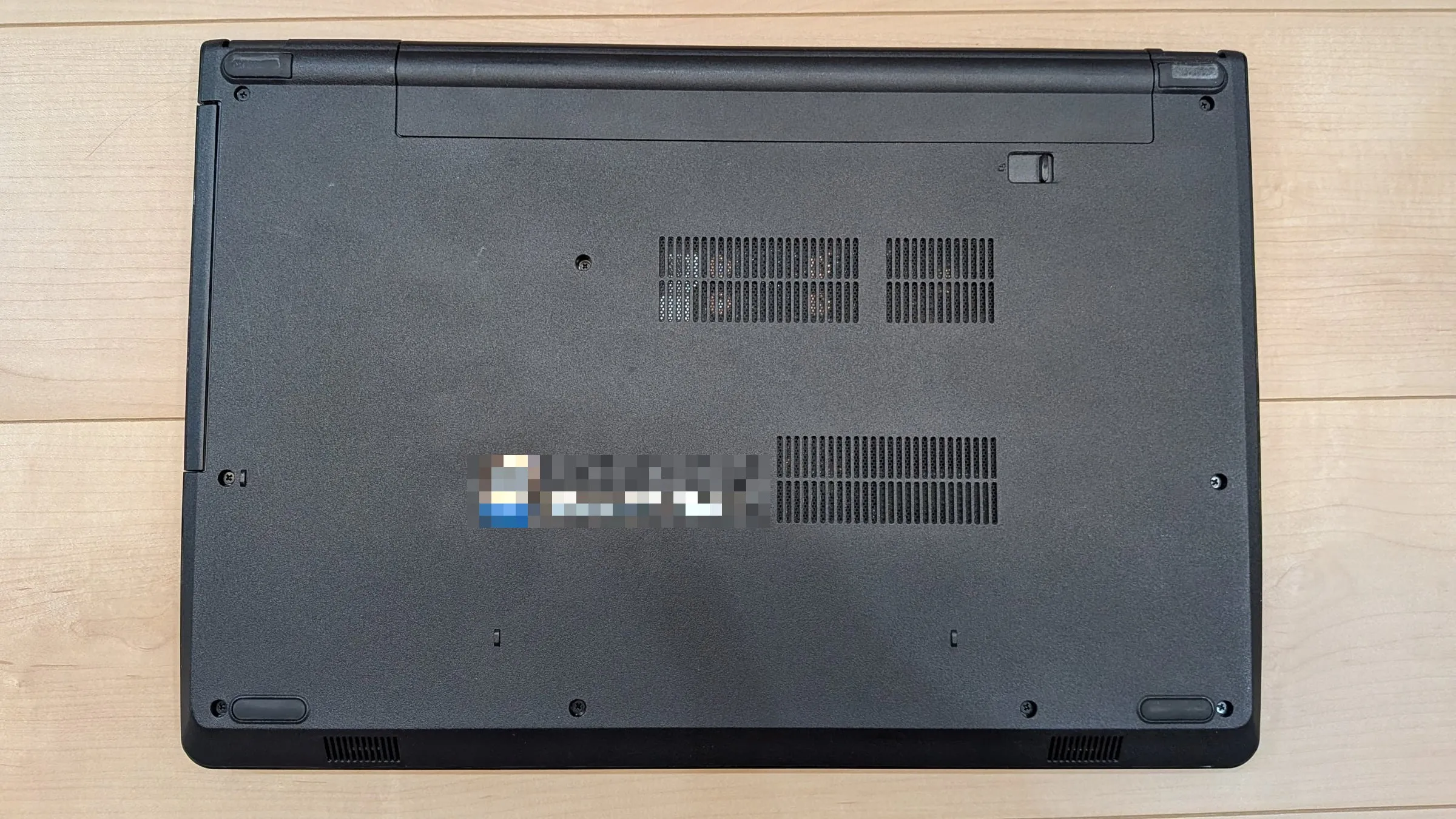 分解前の Dell Vostro 15 の底面