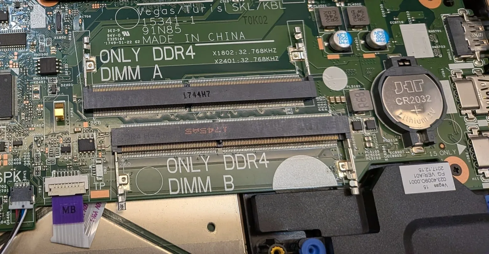 Dell の基板のメモリスロット部 (メモリを外した後)。ONLY DDR4 DIMM A と DIMM B の刻印がある