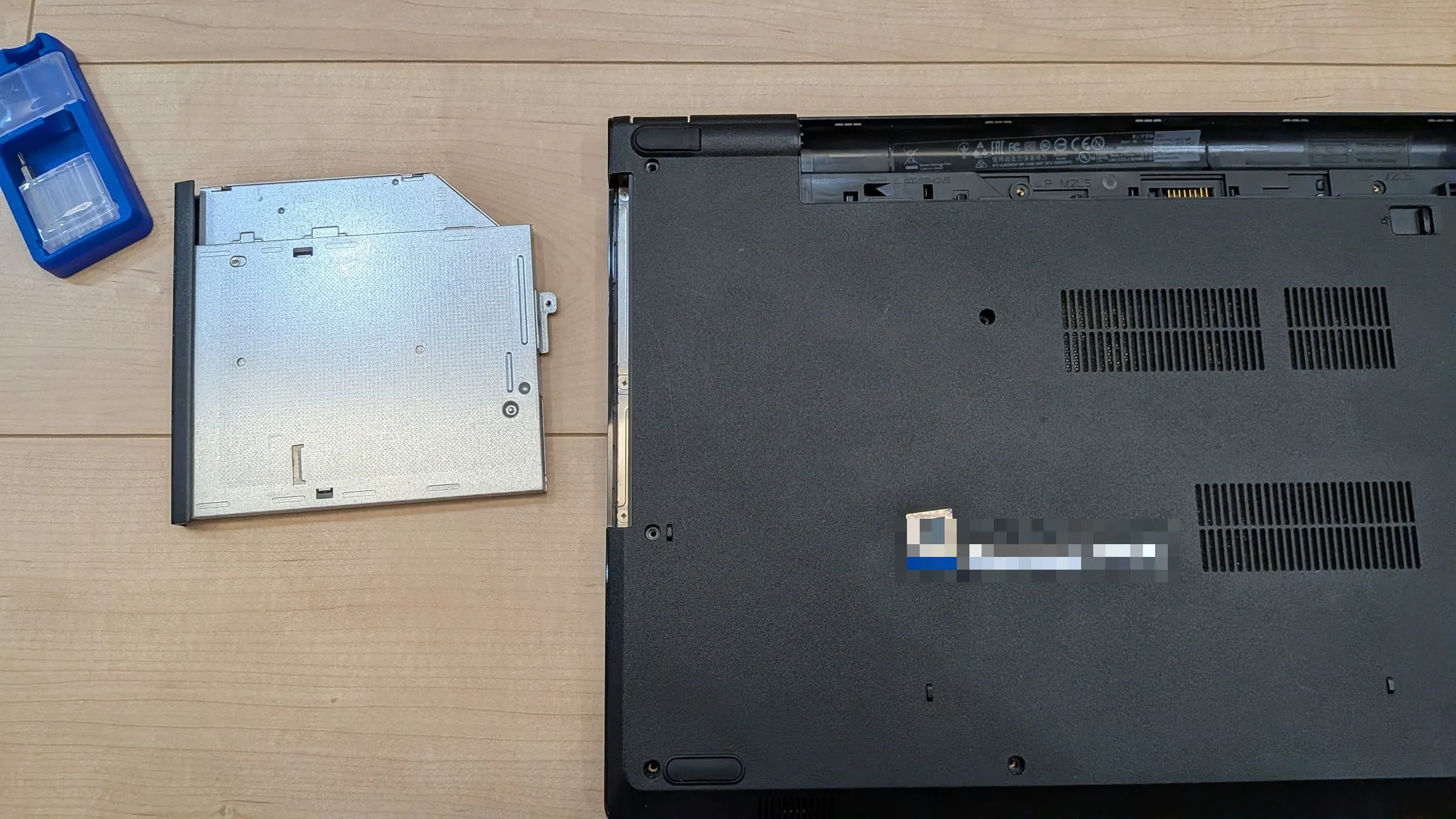 Dell の底面と、引き抜いた光学ドライブ
