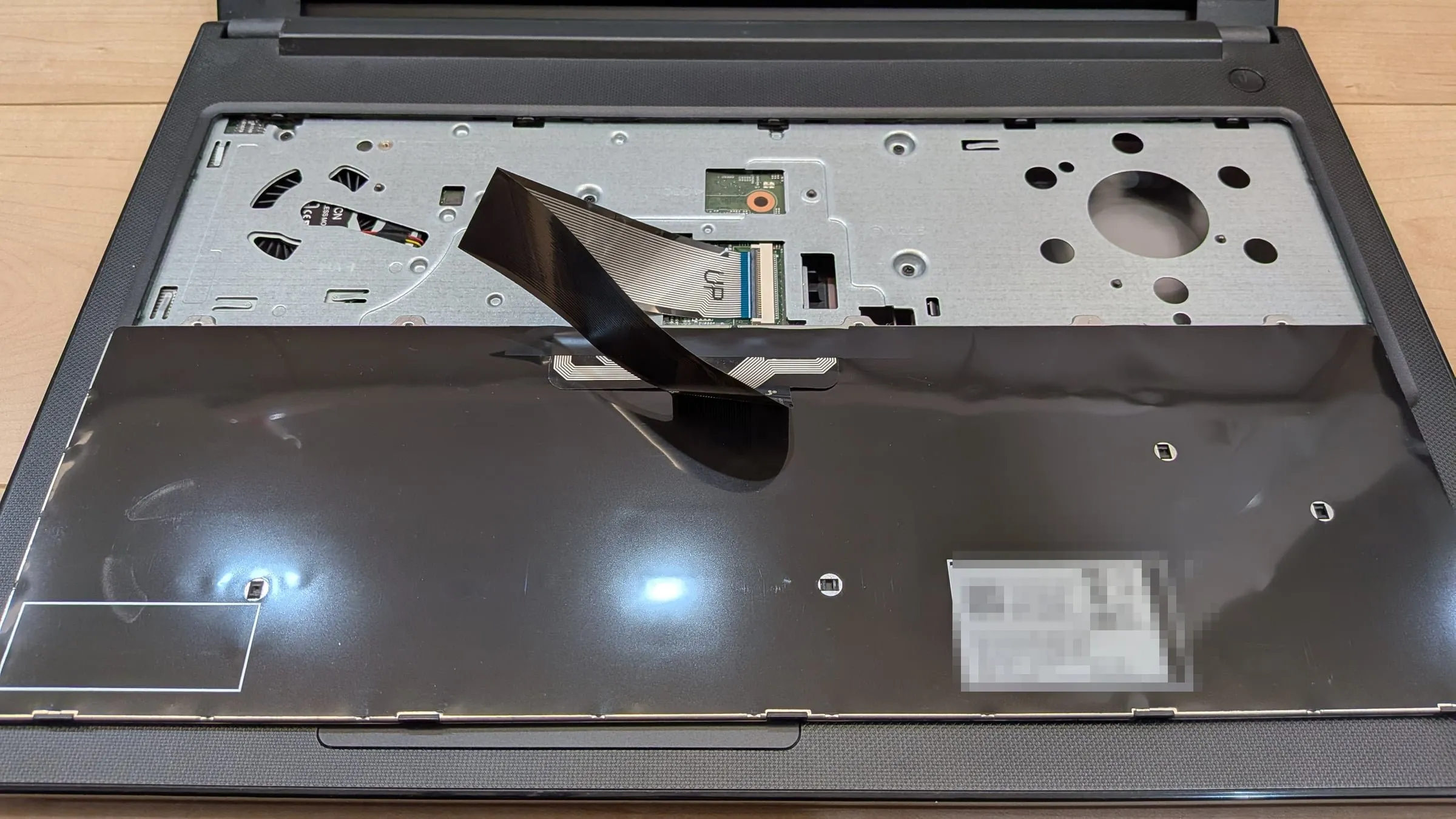 Dell Vostro 15 のキーボードを持ち上げたところ。フラットケーブルで本体とつながっている
