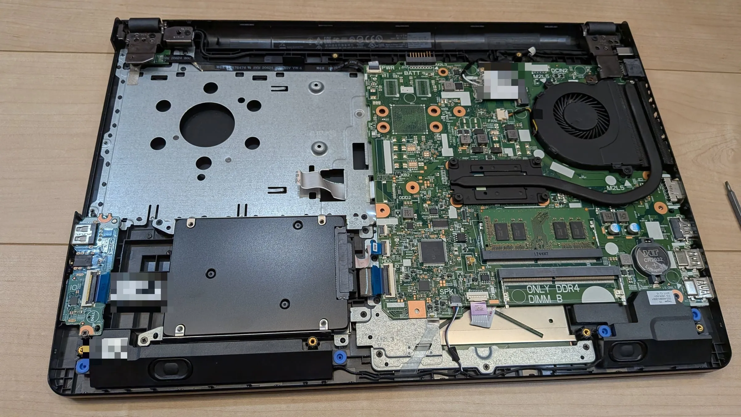 Dell Vostro 15 を開けた内部。基板・ファン・メモリスロットが見える