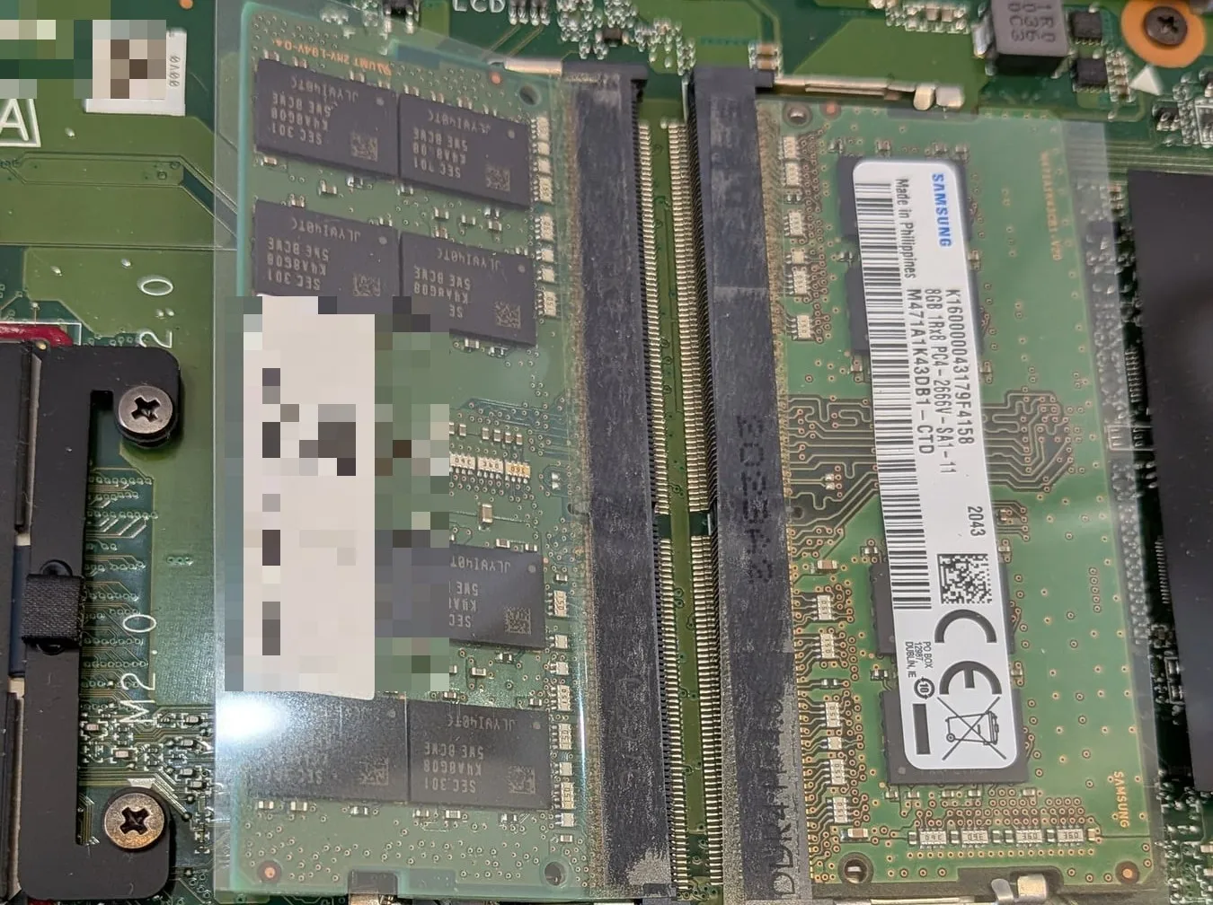 装着後のメモリスロット。左が追加した中古の16GB、右が元からの8GB