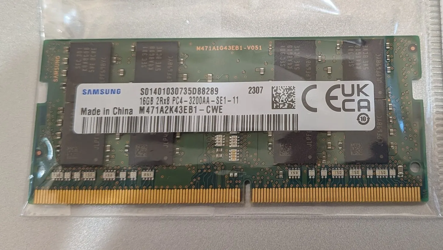 届いた中古メモリの表面。ラベルに 16GB 2Rx8 PC4-3200、型番 M471A2K43EB1-CWE、製造週 2307 の記載
