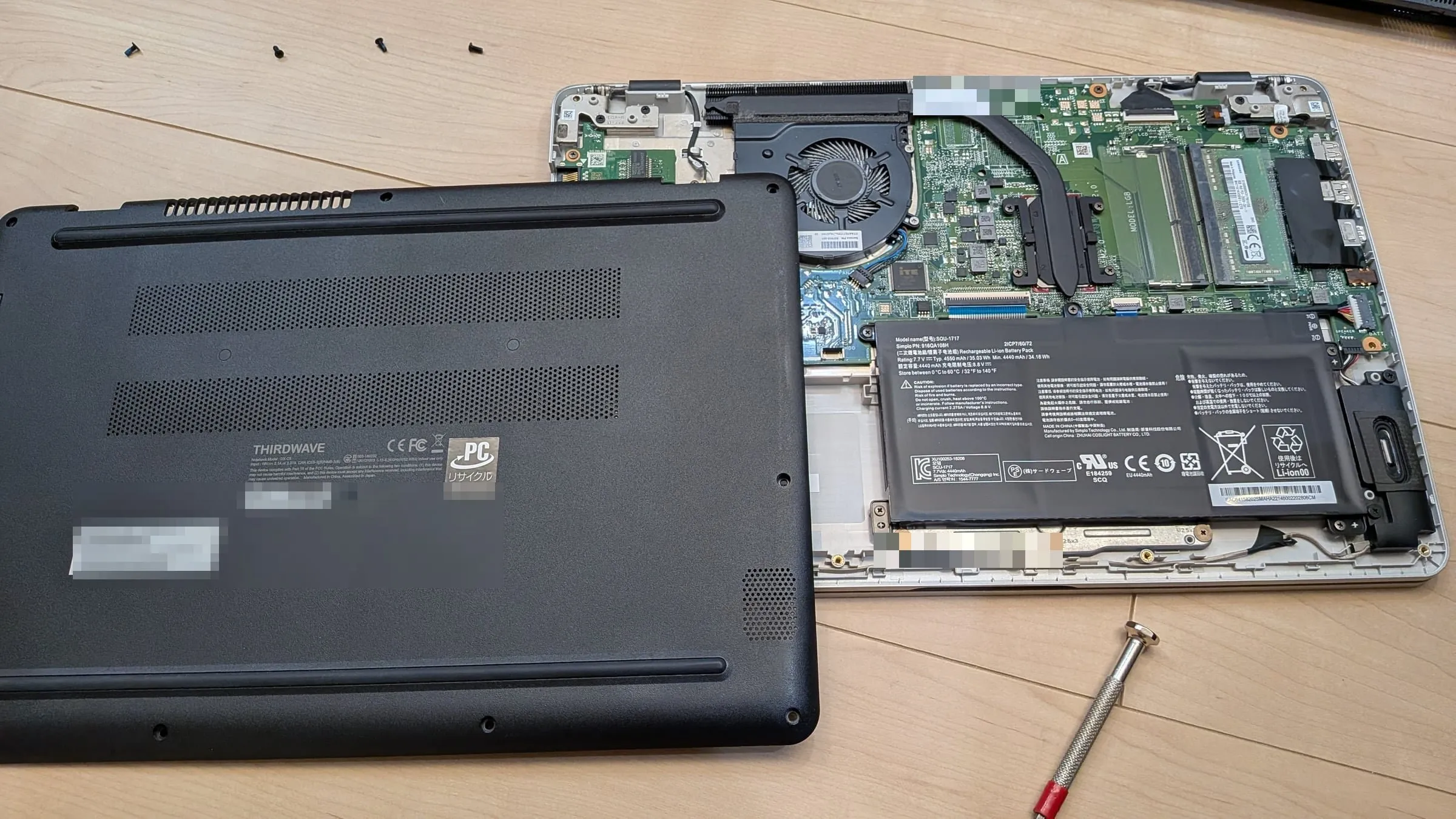 THIRDWAVE DX-C5 の裏蓋を外した内部。基板・ファン・バッテリーとメモリスロットが見える