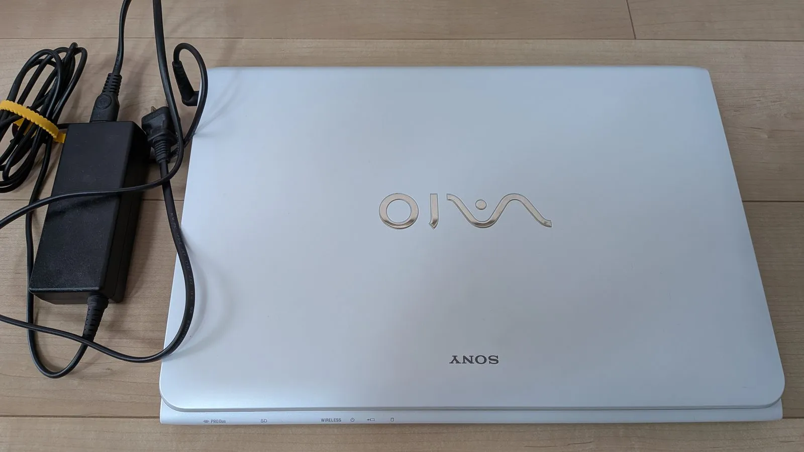 白い天板のVAIOノートパソコンとACアダプタ